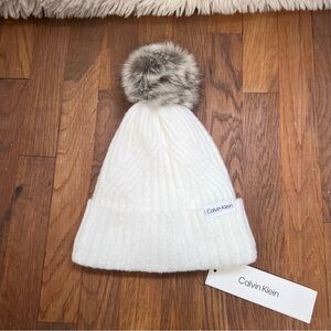 ☃️ Calvin Klein knitted beanie with faux fur accent!